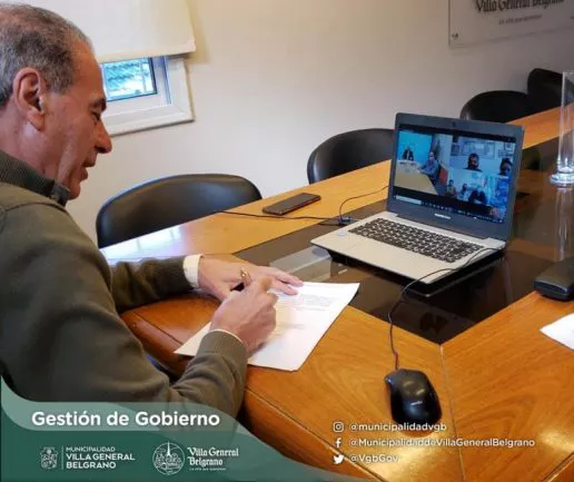 El Intendente Oscar Santarelli suscribiendo el Convenio Con Nacion
