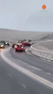 Vuelta accidentada 💢🎥 En el trasncurso de la tarde se registraron despistes en diferentes tramos de la ruta y un choque en cadena en El Camino del Cuadrado.🗻 La presencia de nieve y hielo en la calzada ha pr
