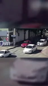 Luego de una llamada al #911, personal policial acudió a un sector donde pudo brindar mucho más que una respuesta de rutina.  Entre risas y gestos que perduran, el Sgto. 1° Pérez Mariano junto a un pequeño de 7 años