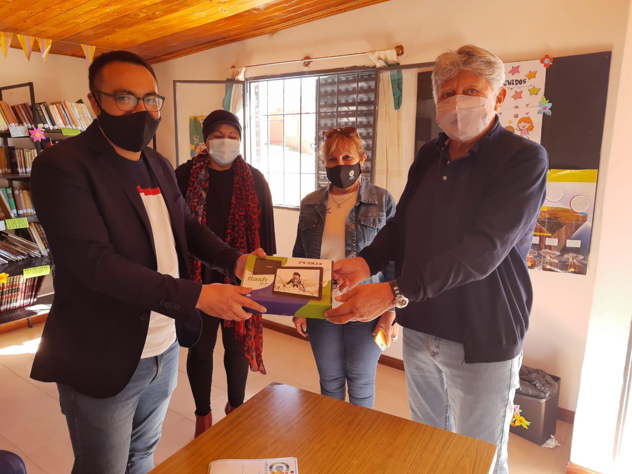 El presidente de la Comunidad Regional Calamuchita, Carlos Alesandri, Entregando Materiales a la Comuna de Las Caleras