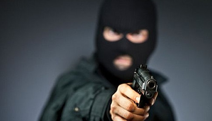 LADRONES-5