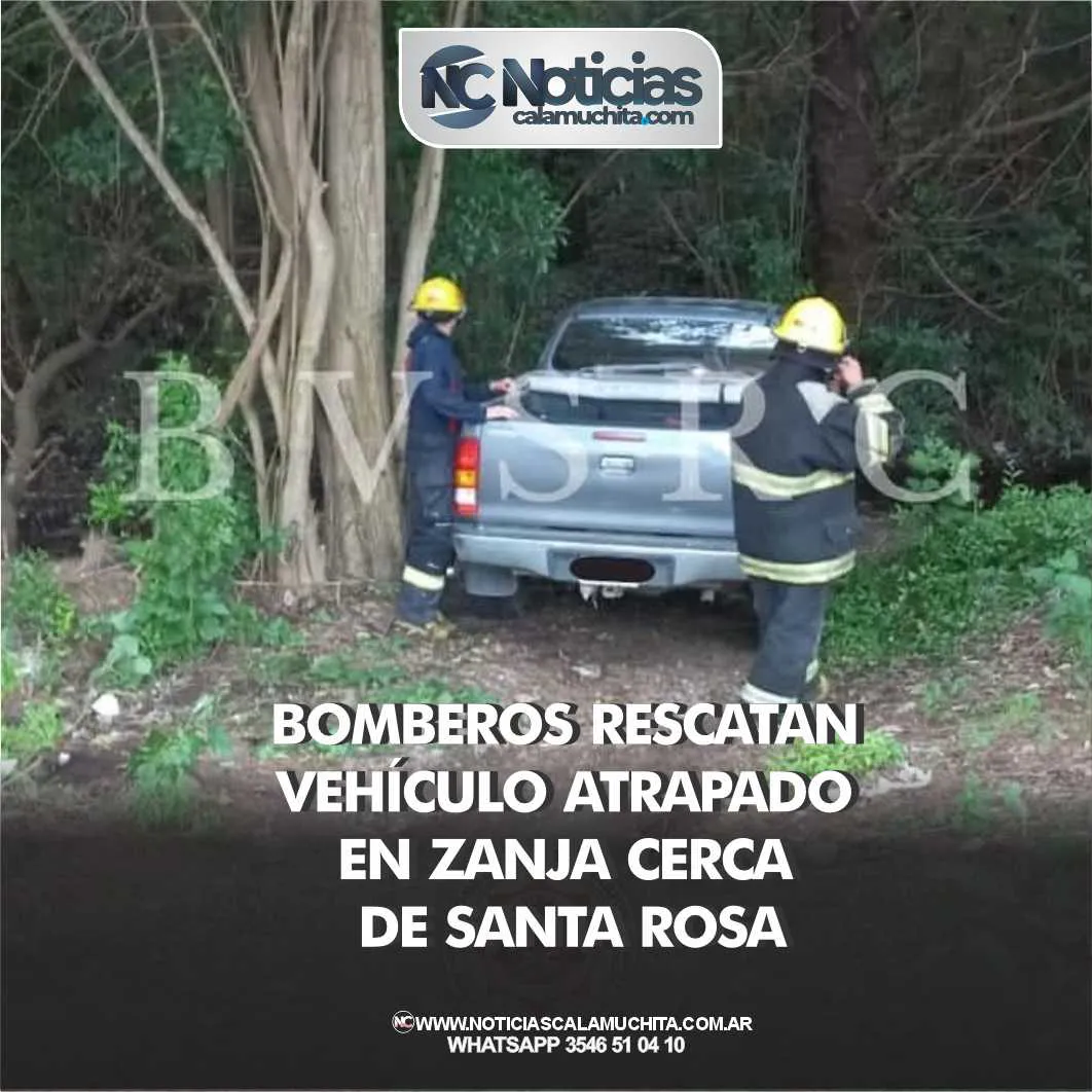 Bomberos rescatan vehículo atrapado en zanja cerca de Santa Rosa