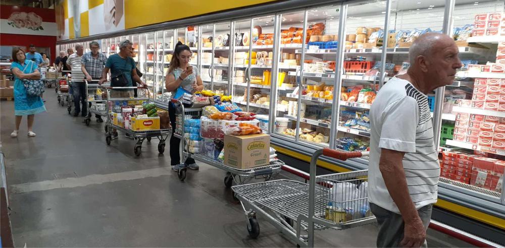 Gente en el super