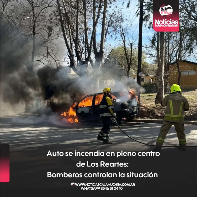 Auto se incendia en pleno centro de Los Reartes Bomberos controlan la situación