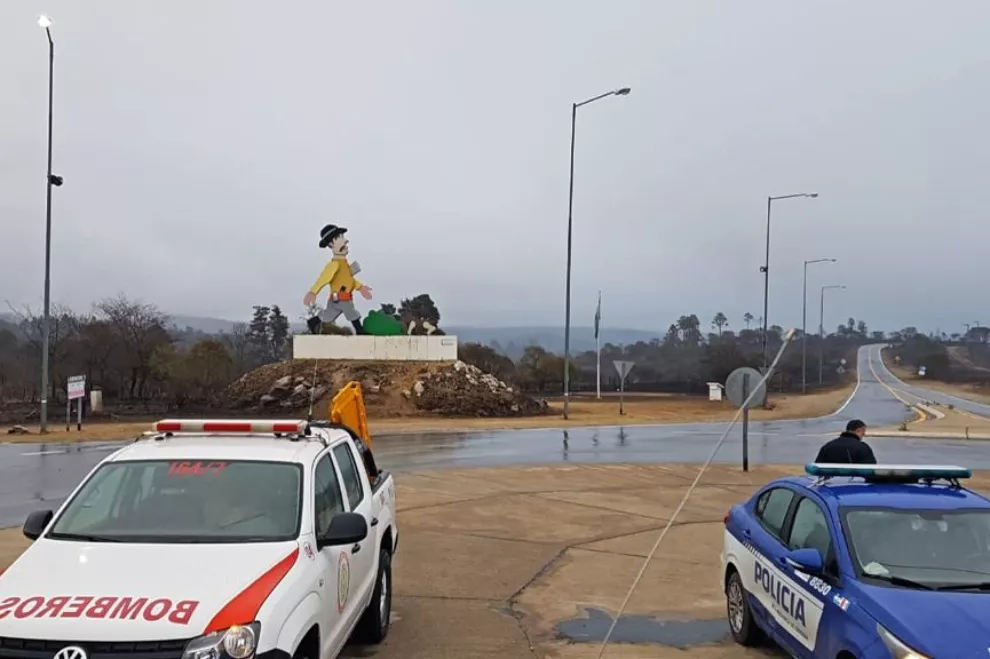 Bomberos y Policias en la Rotonda de Potrero de Garay